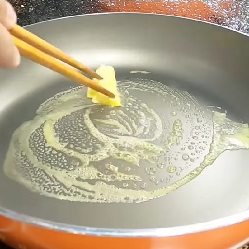 Bước 4 Chế biến tôm càng cháy bơ tỏi Tôm càng cháy tỏi