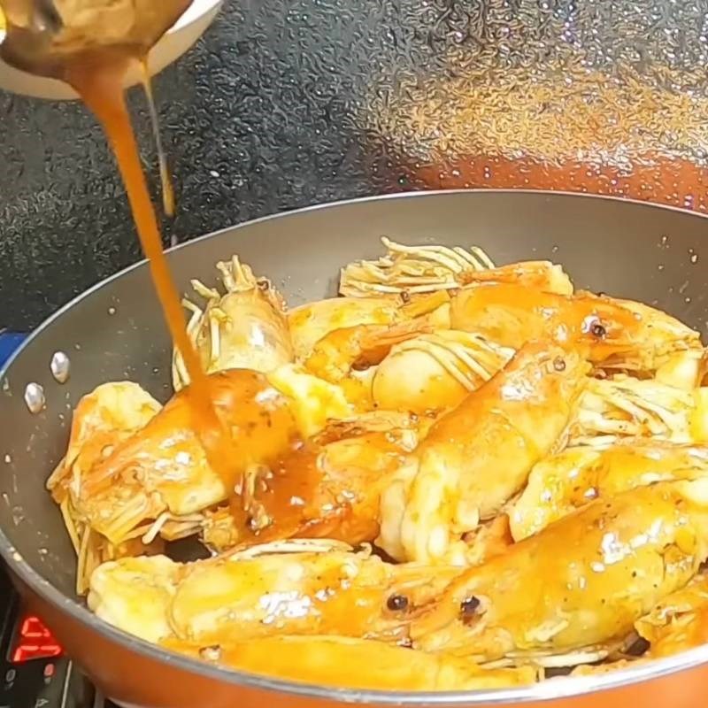 Bước 4 Chế biến tôm càng cháy bơ tỏi Tôm càng cháy tỏi