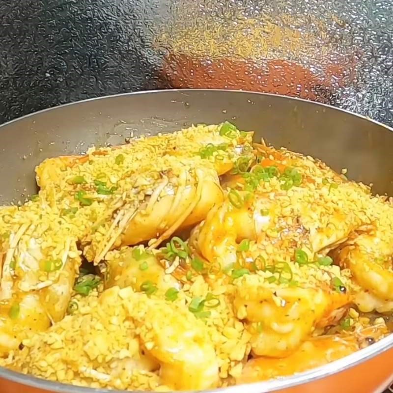 Bước 4 Chế biến tôm càng cháy bơ tỏi Tôm càng cháy tỏi