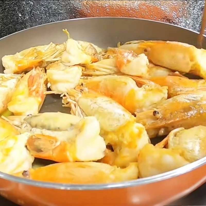 Bước 4 Chế biến tôm càng cháy bơ tỏi Tôm càng cháy tỏi