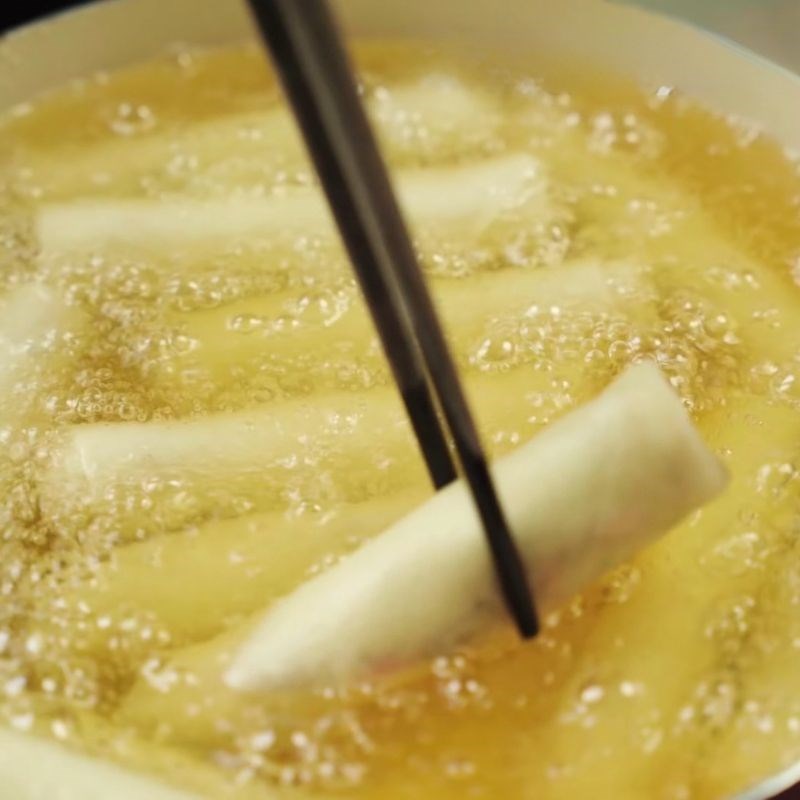 Bước 5 Chiên ngập dầu cho cuốn chả giòn tan Chả giò miền Nam