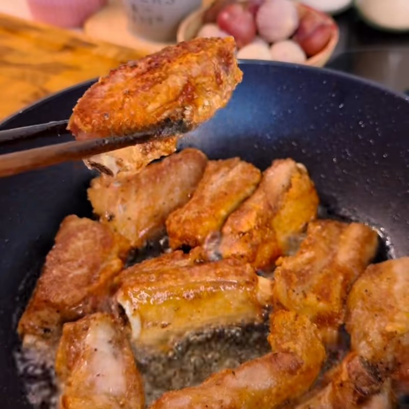Bước 4 Chiên sườn vàng giòn Sườn chiên sả ớt
