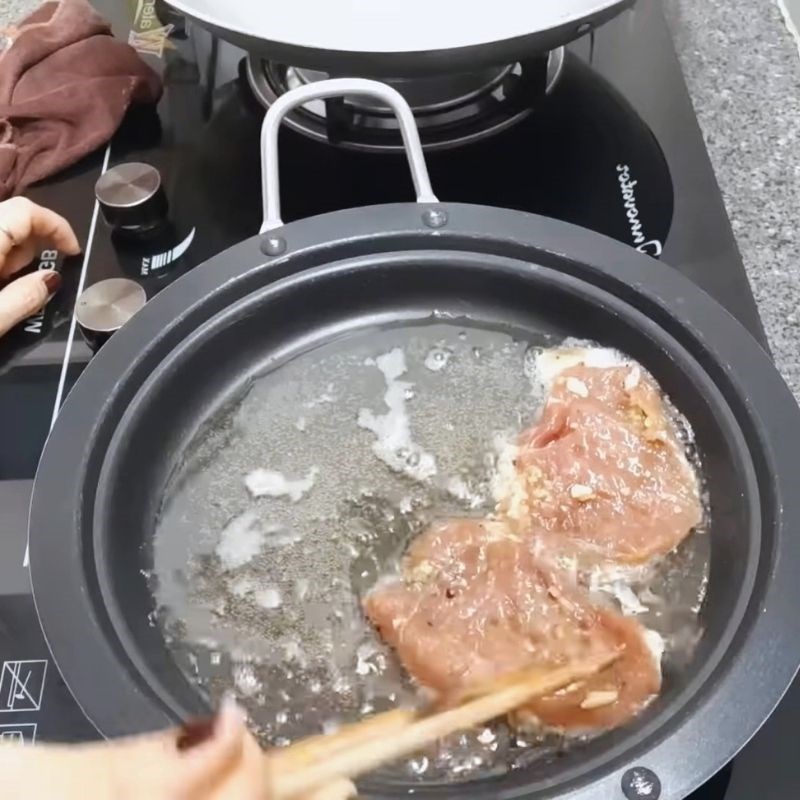 Bước 4 Chiên thịt nạc nước mắm vàng giòn Thịt nạc chiên nước mắm