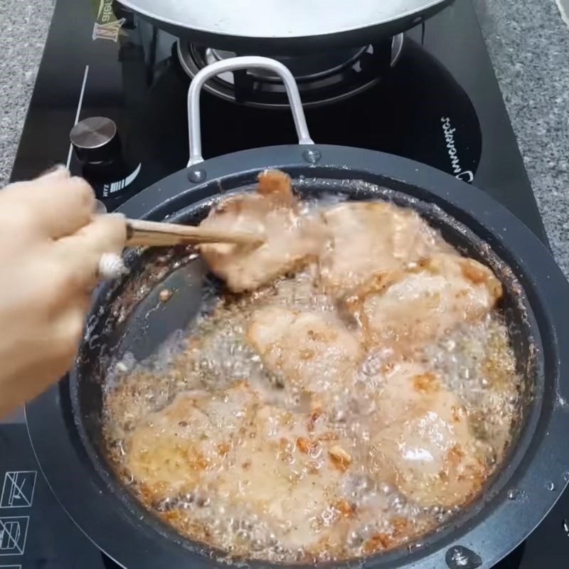 Bước 4 Chiên thịt nạc nước mắm vàng giòn Thịt nạc chiên nước mắm