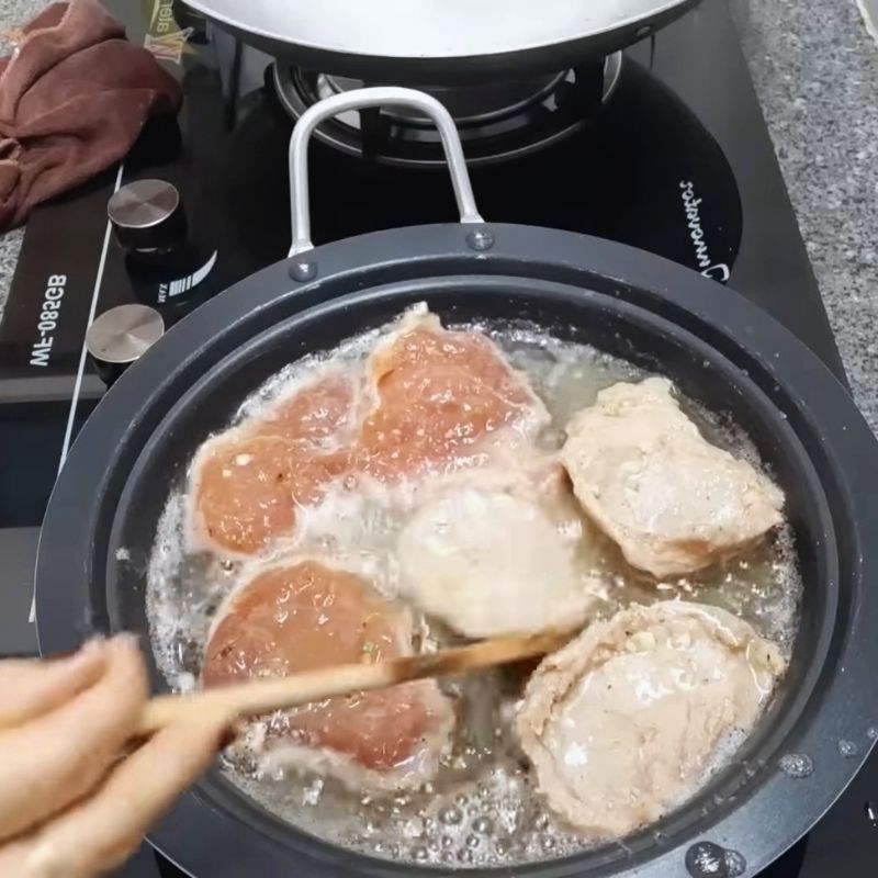 Bước 4 Chiên thịt nạc nước mắm vàng giòn Thịt nạc chiên nước mắm