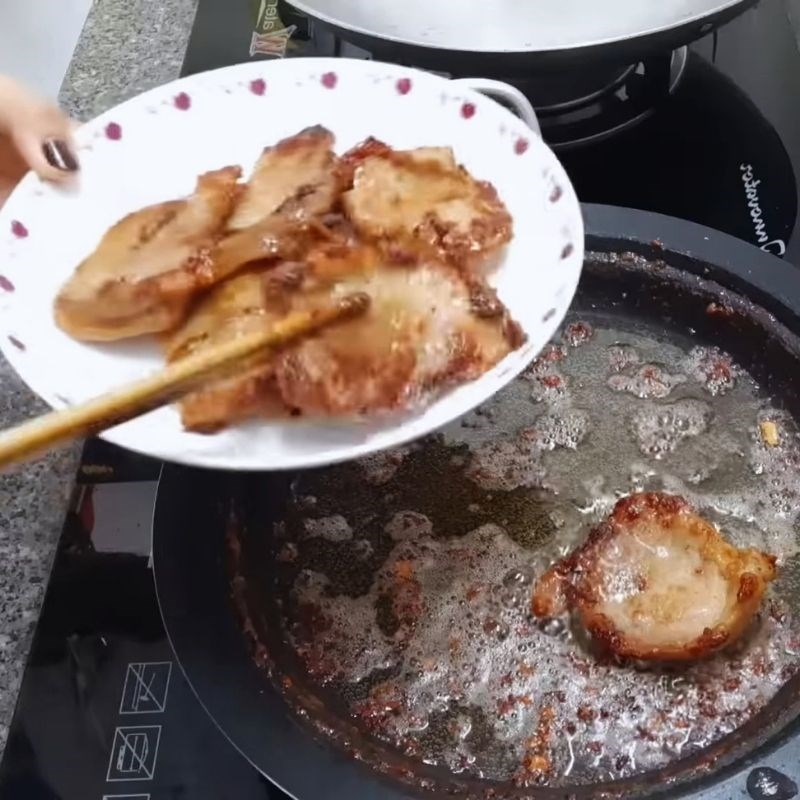 Bước 4 Chiên thịt nạc nước mắm vàng giòn Thịt nạc chiên nước mắm