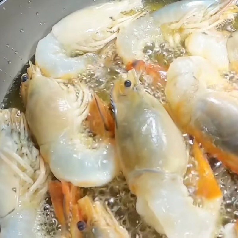 Bước 2 Chiên tôm càng giòn ngọt Tôm càng cháy tỏi