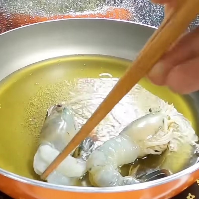 Bước 2 Chiên tôm càng giòn ngọt Tôm càng cháy tỏi