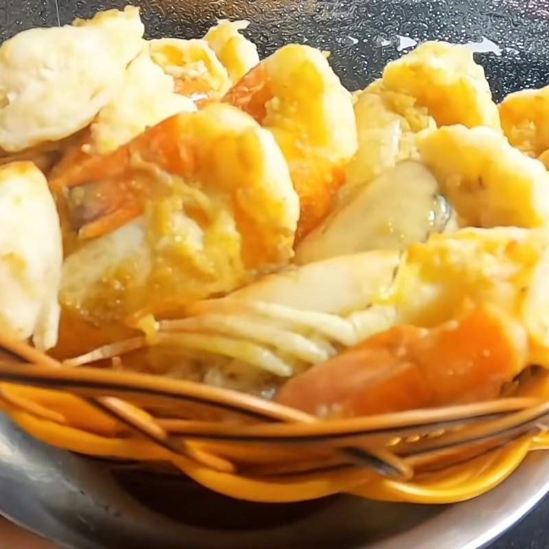 Bước 2 Chiên tôm càng giòn ngọt Tôm càng cháy tỏi