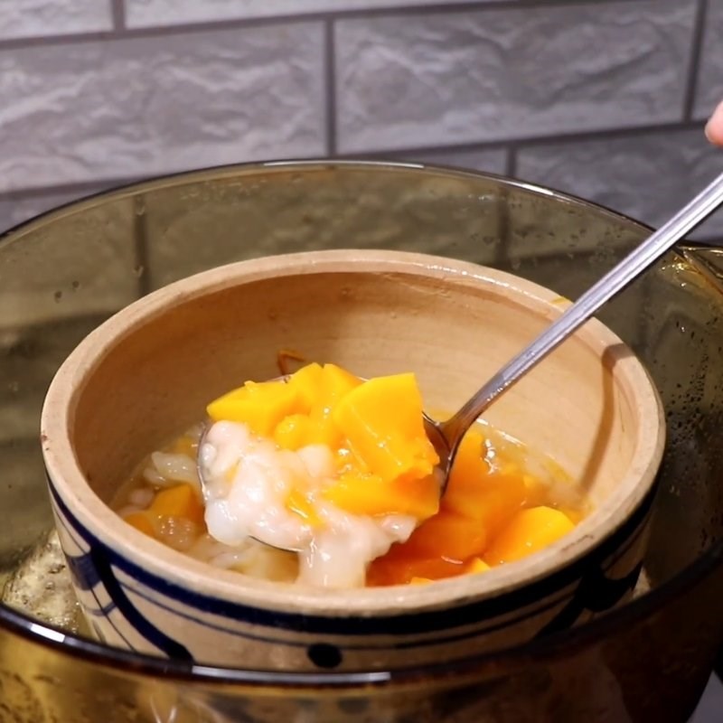 Bước 4 Cho sữa tươi vào chè tuyết giáp chè tuyết giáp