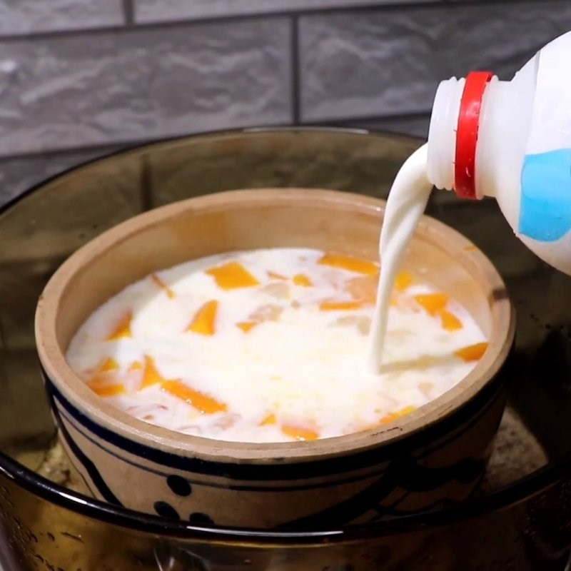 Bước 4 Cho sữa tươi vào chè tuyết giáp chè tuyết giáp