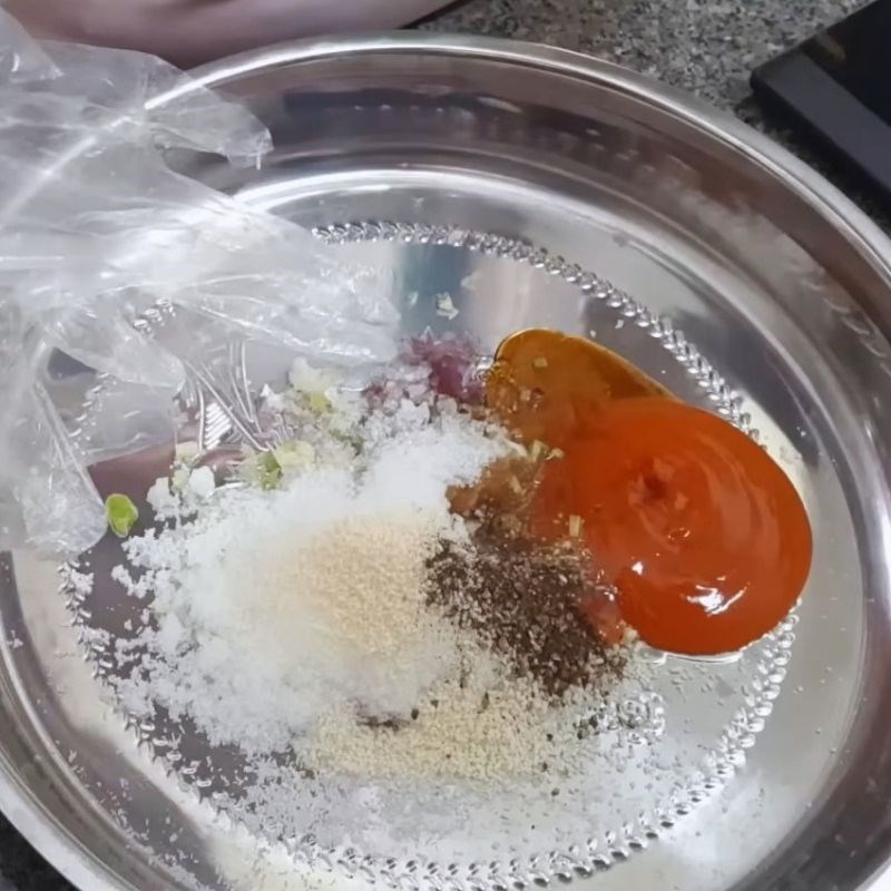 Bước 2 Chuẩn bị hỗn hợp gia vị ướp Thịt nạc chiên nước mắm