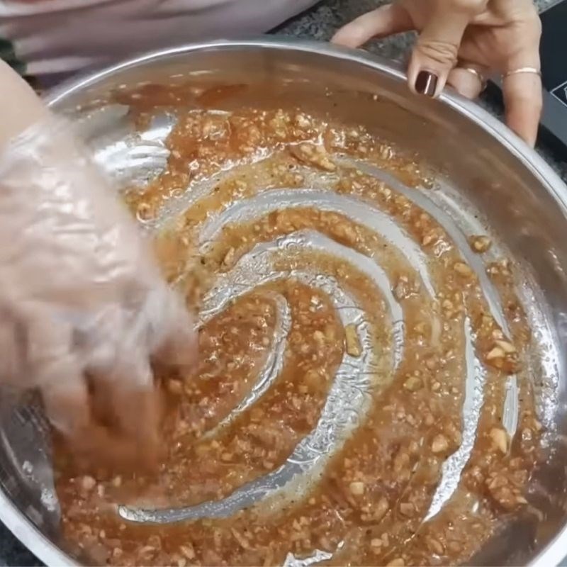 Bước 2 Chuẩn bị hỗn hợp gia vị ướp Thịt nạc chiên nước mắm