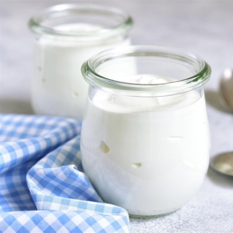 Bước 1 Chuẩn bị men cái và sữa tươi cách làm sữa chua uống