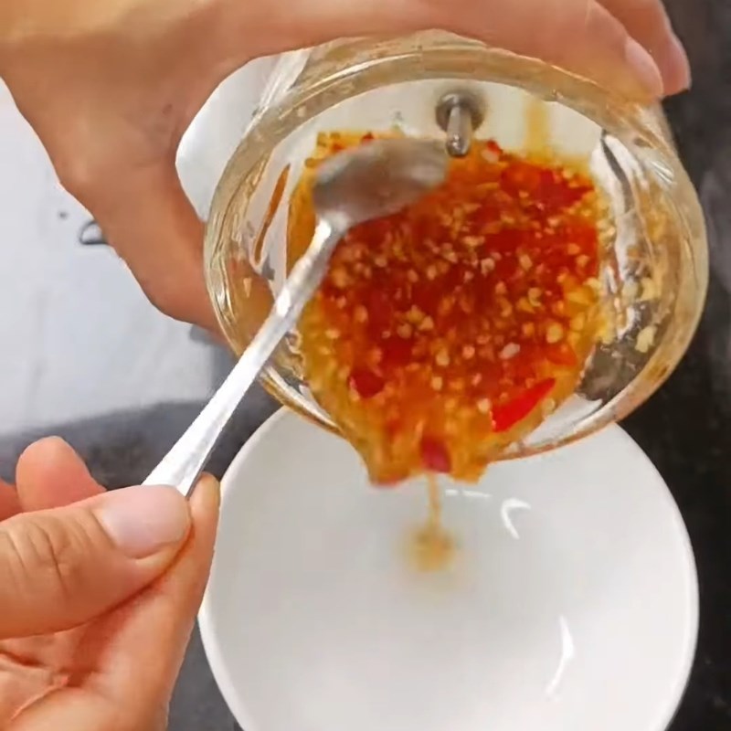 Bước 2 Chuẩn bị nước mắm chua ngọt tỏi ớt Bột khuấy