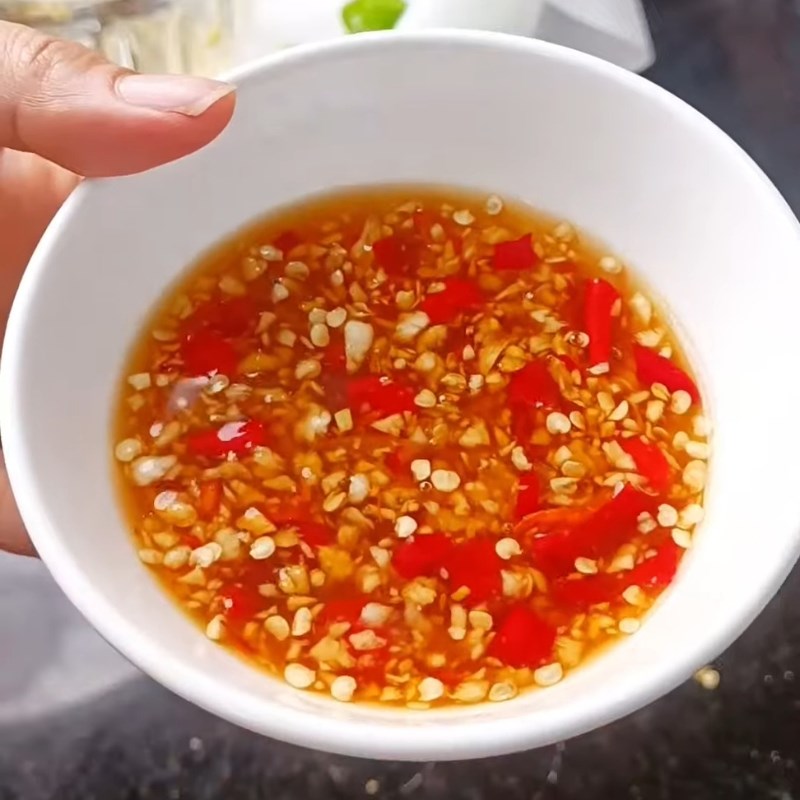 Bước 2 Chuẩn bị nước mắm chua ngọt tỏi ớt Bột khuấy