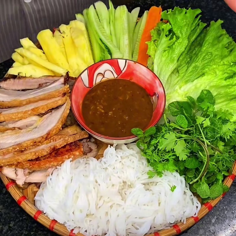 Bước 4 Chuẩn bị rau củ và hoàn thiện Bánh tráng heo quay