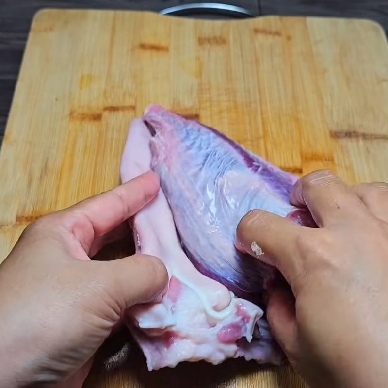 Bước 2 Cuộn tai heo bắp bò chặt tay Tai heo cuộn bắp bò ủ muối