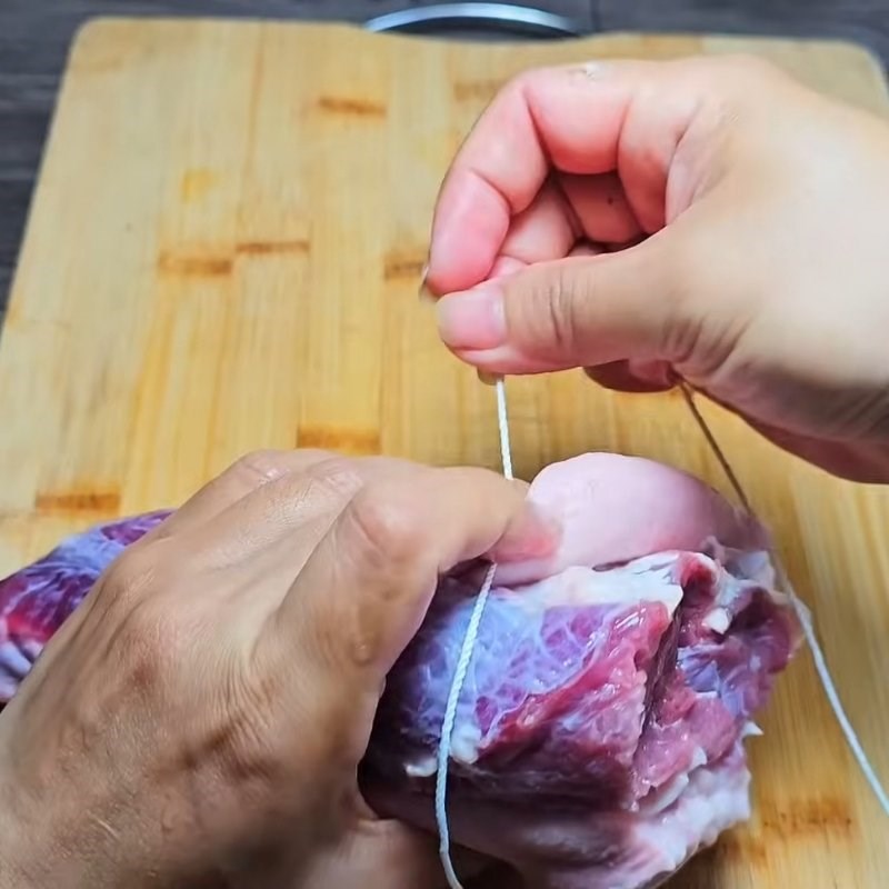 Bước 2 Cuộn tai heo bắp bò chặt tay Tai heo cuộn bắp bò ủ muối