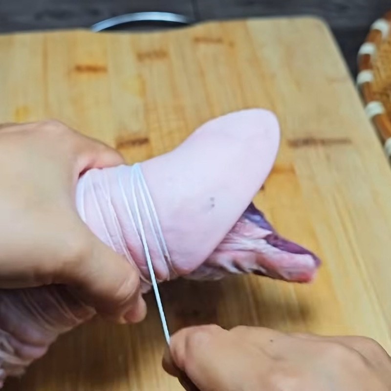 Bước 2 Cuộn tai heo bắp bò chặt tay Tai heo cuộn bắp bò ủ muối