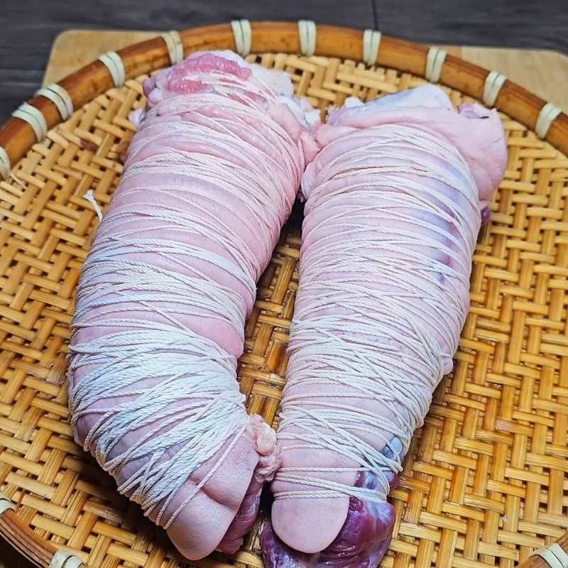 Bước 2 Cuộn tai heo bắp bò chặt tay Tai heo cuộn bắp bò ủ muối