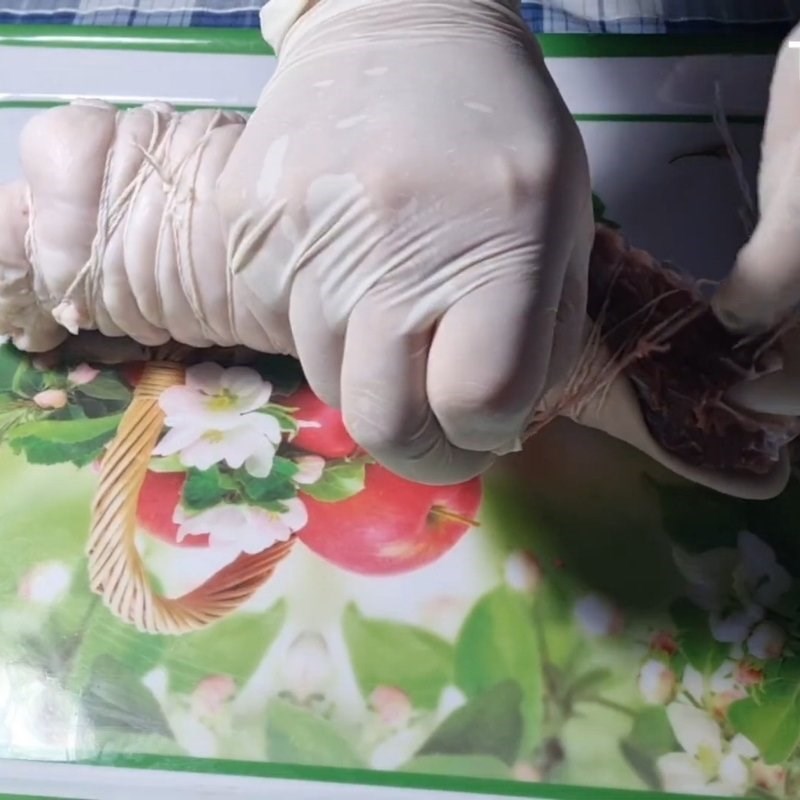 Bước 2 Cuộn tai heo với bắp bò Tai heo cuộn bắp bò ngâm mắm