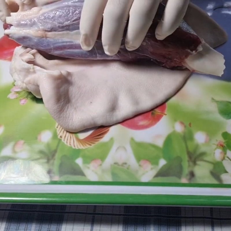 Bước 2 Cuộn tai heo với bắp bò Tai heo cuộn bắp bò ngâm mắm