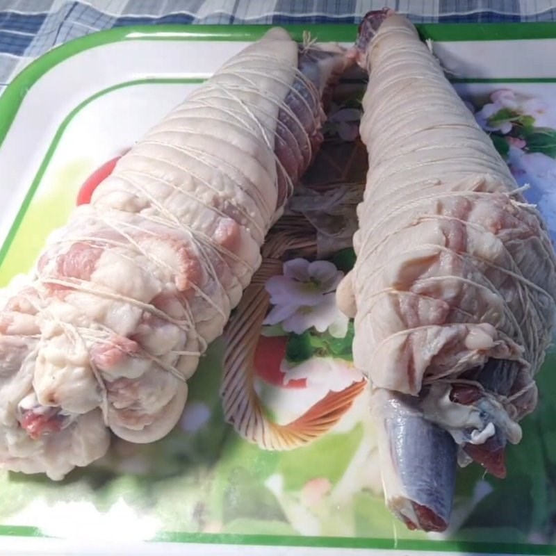 Bước 2 Cuộn tai heo với bắp bò Tai heo cuộn bắp bò ngâm mắm