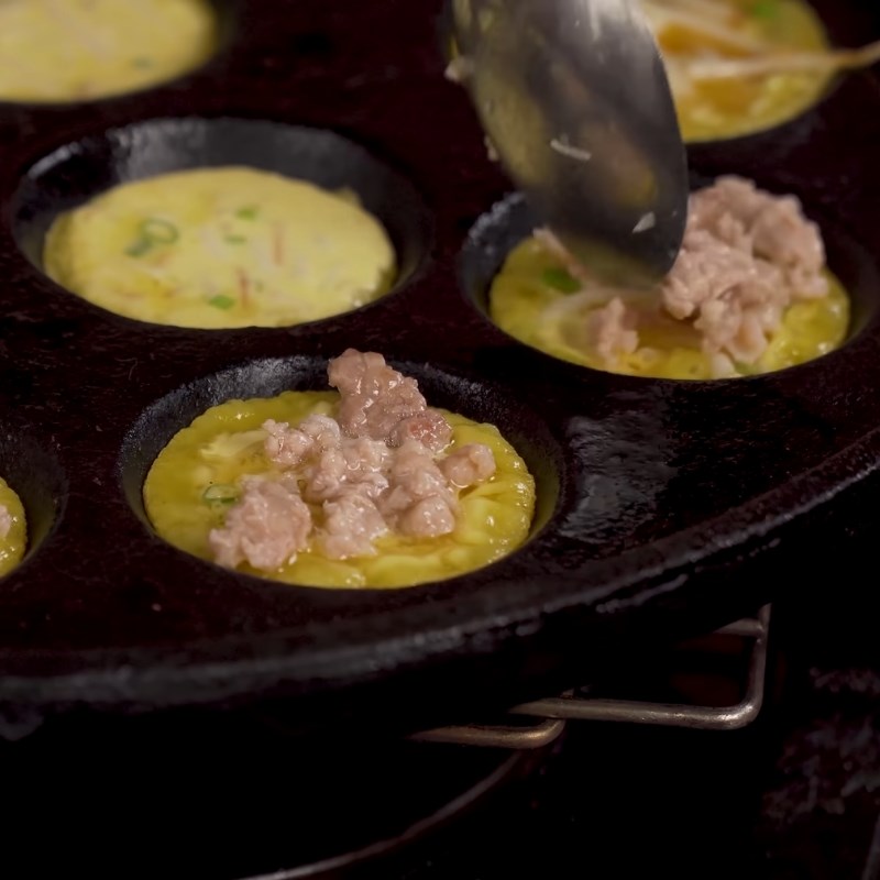 Bước 5 Đổ bánh khọt vỏ giòn rụm Bánh khọt miền Tây