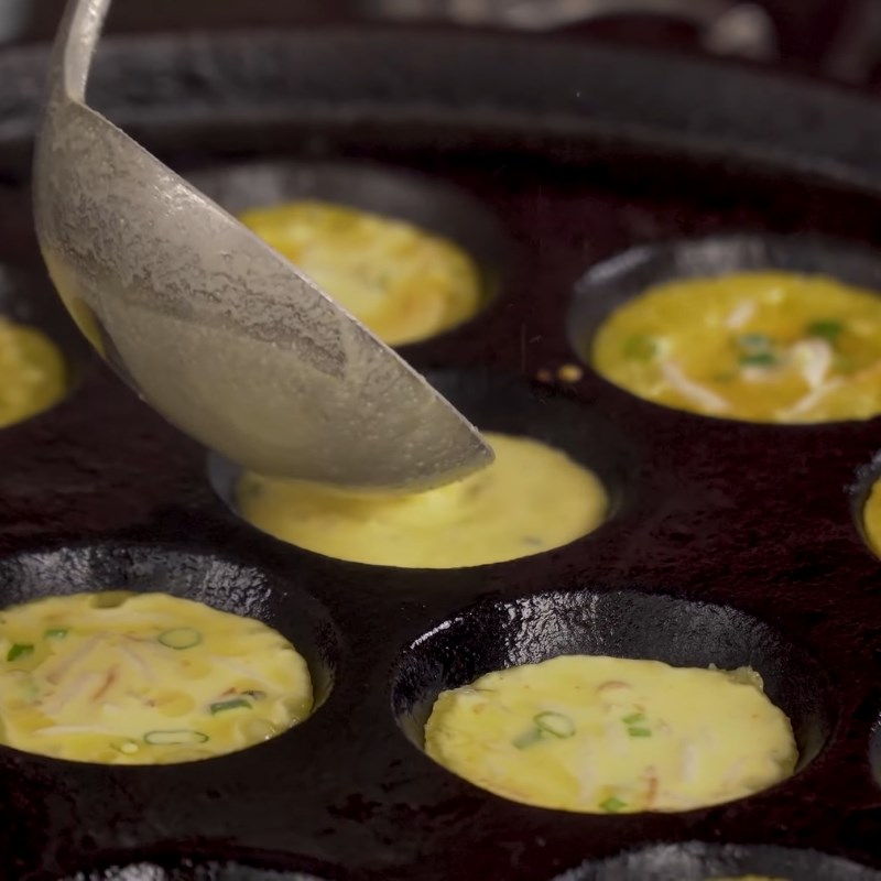 Bước 5 Đổ bánh khọt vỏ giòn rụm Bánh khọt miền Tây