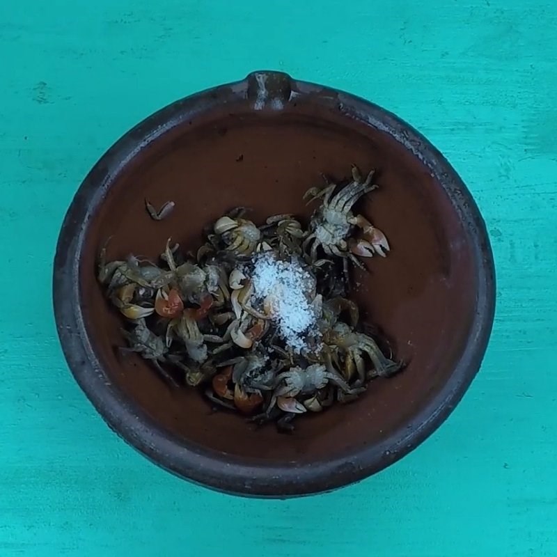 Bước 2 Giã cáy và lọc nước cốt cáy Canh cáy rau đay mùng tơi mướp