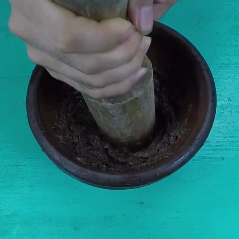 Bước 2 Giã cáy và lọc nước cốt cáy Canh cáy rau đay mùng tơi mướp