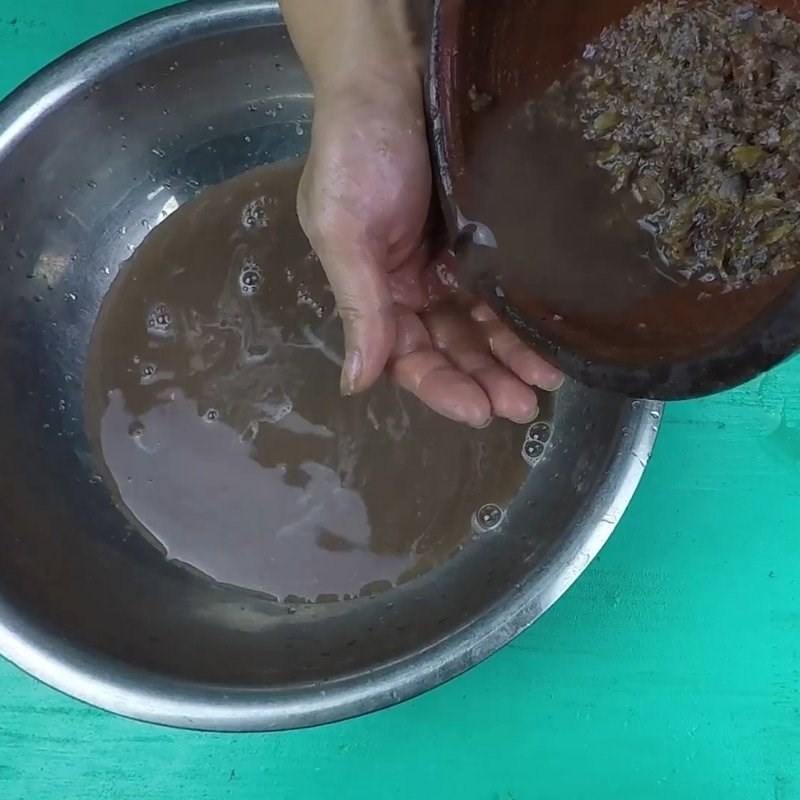 Bước 2 Giã cáy và lọc nước cốt cáy Canh cáy rau đay mùng tơi mướp