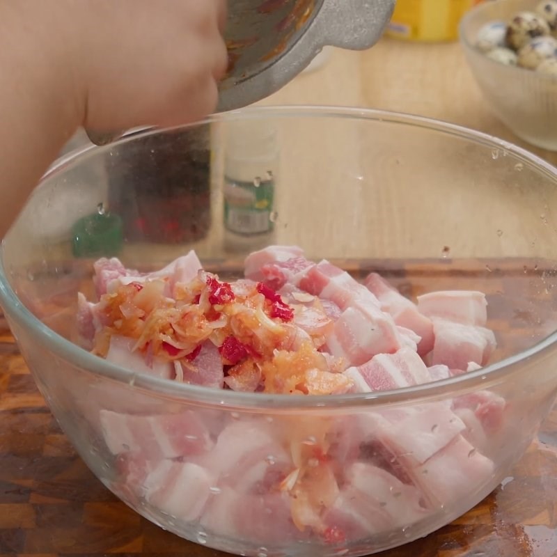 Bước 2 Giã hỗn hợp hành ớt và tẩm ướp thịt Thịt kho nước dừa miền Bắc