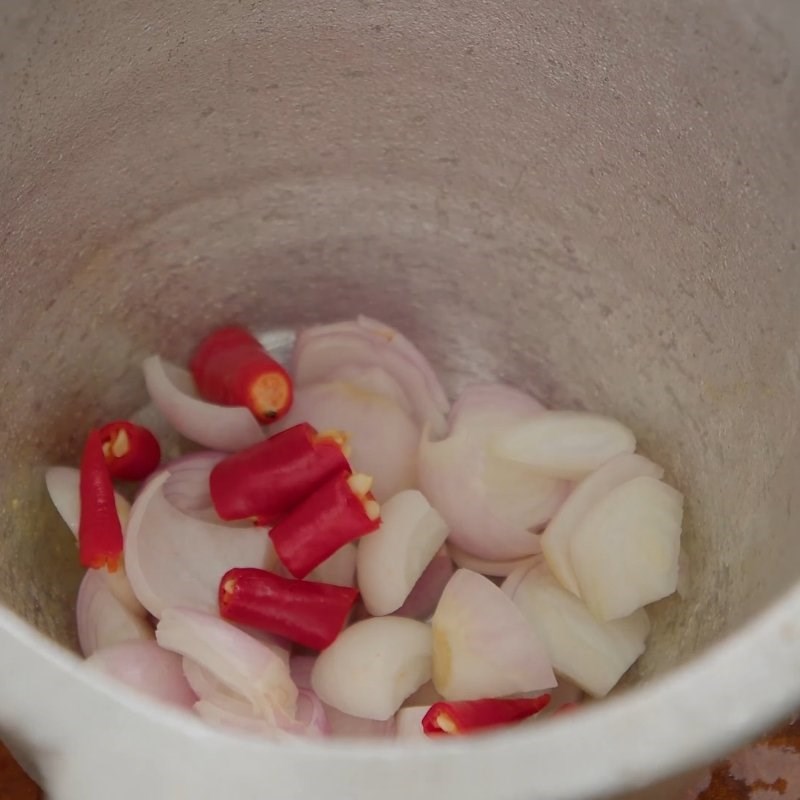 Bước 2 Giã hỗn hợp hành ớt và tẩm ướp thịt Thịt kho nước dừa miền Bắc