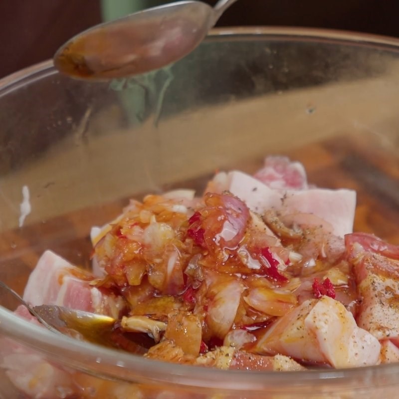 Bước 2 Giã hỗn hợp hành ớt và tẩm ướp thịt Thịt kho nước dừa miền Bắc