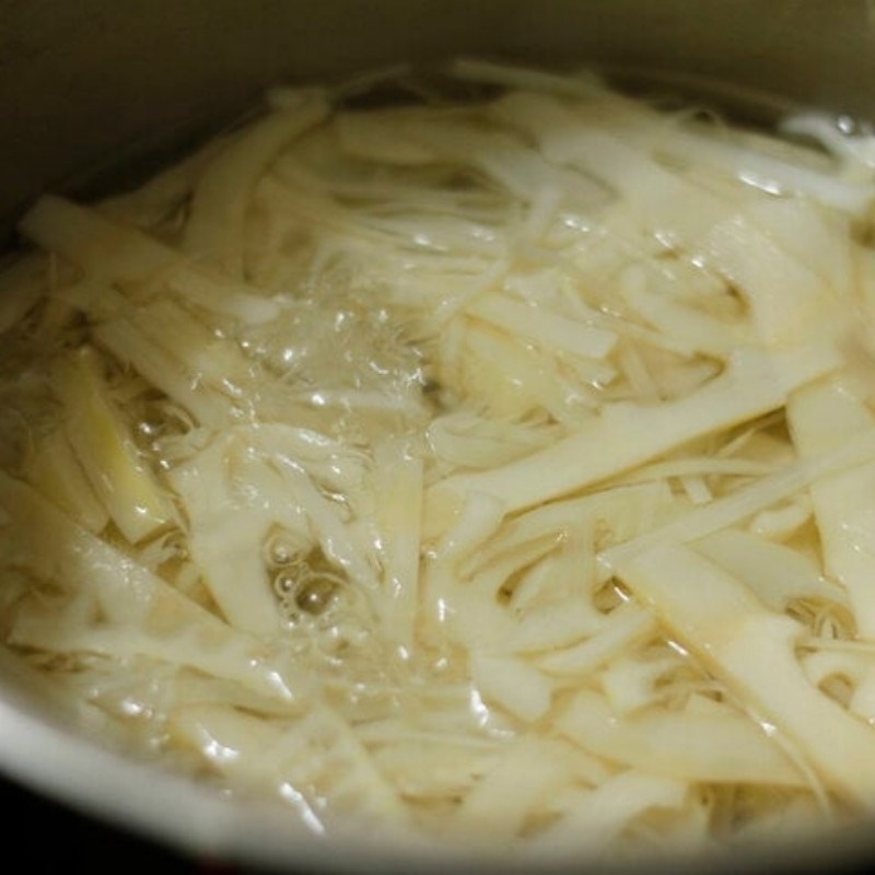 Bước 1 Hầm xương ống và sơ chế ốc, măng chua bún ốc liễu châu