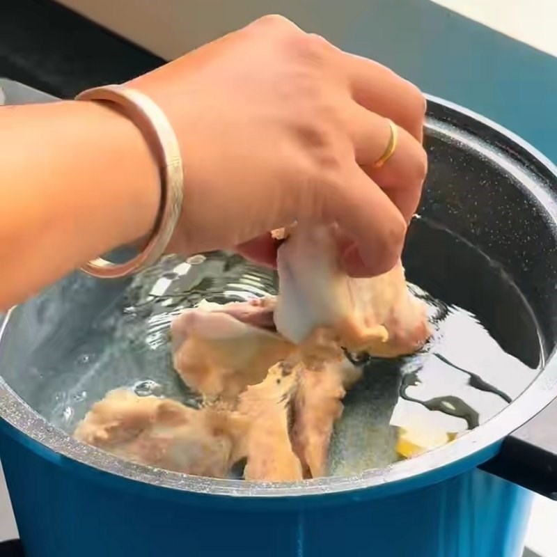 Bước 1 Hầm xương ống và sơ chế ốc, măng chua bún ốc liễu châu