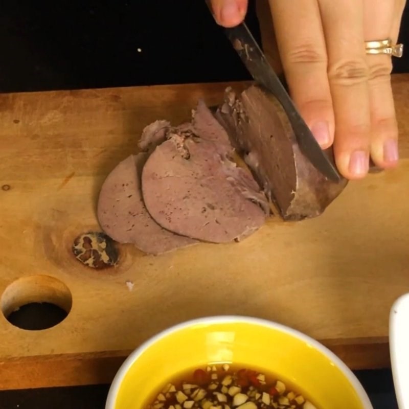 Bước 5 Hoàn thiện món ăn Bánh hỏi lòng heo