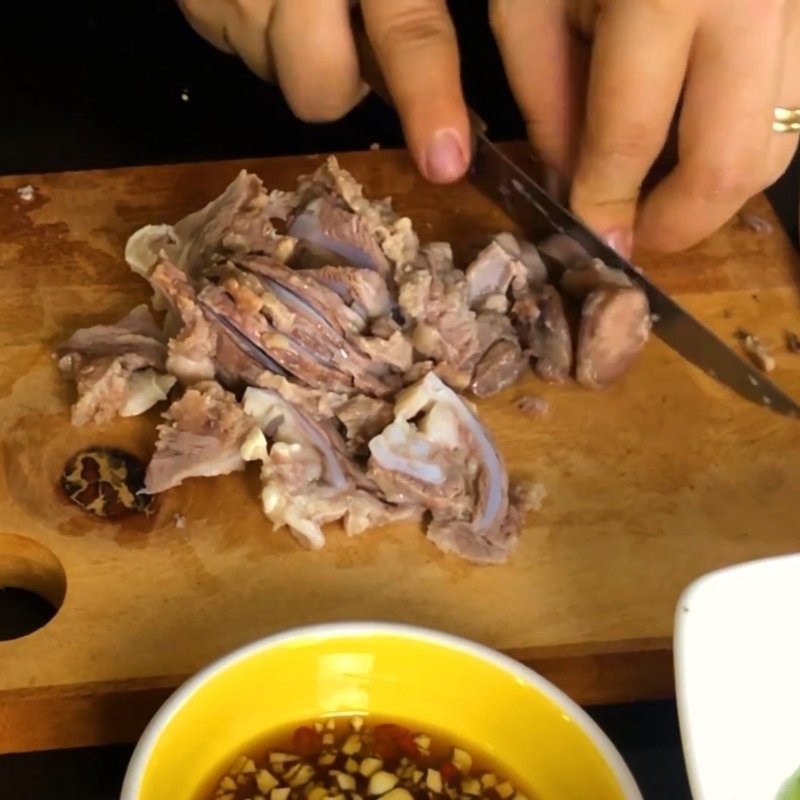 Bước 5 Hoàn thiện món ăn Bánh hỏi lòng heo