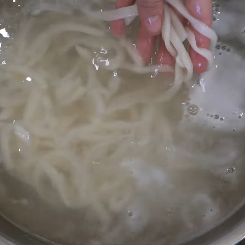 Bước 5 Hoàn thiện món bánh canh bột xắt miền Tây Bánh canh bột xắt miền Tây