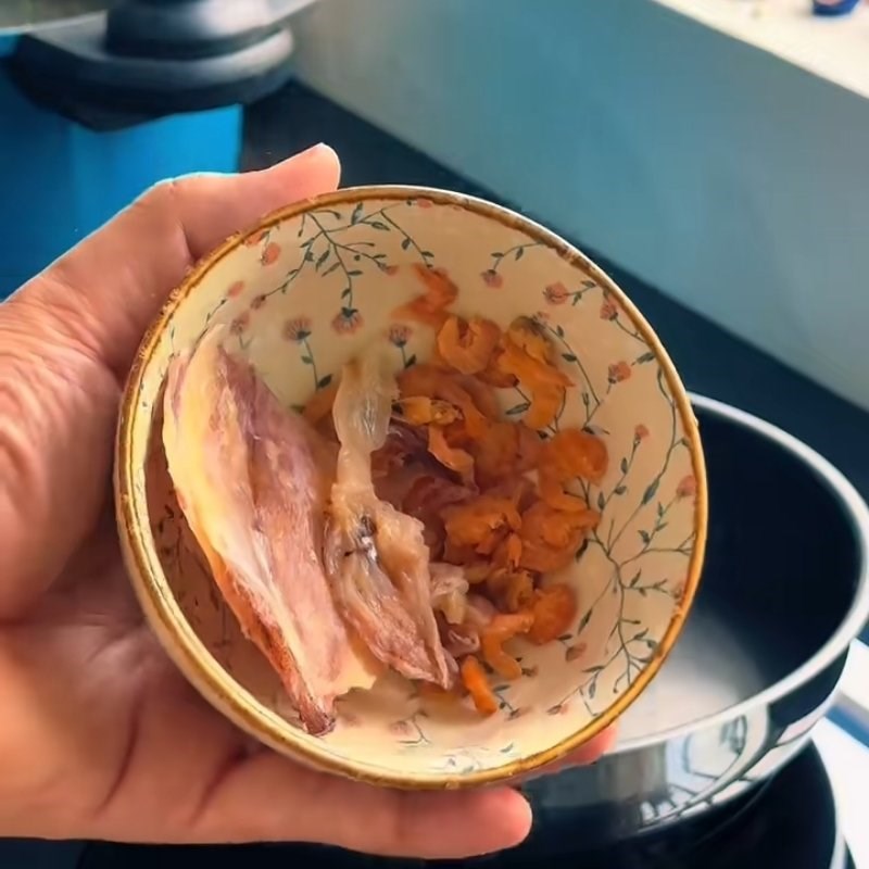Bước 3 Hoàn thiện nước hầm xương với mực và tôm khô bún ốc liễu châu