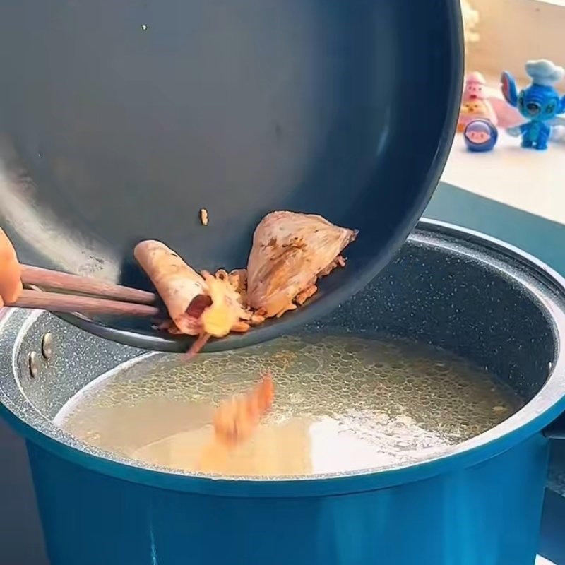 Bước 3 Hoàn thiện nước hầm xương với mực và tôm khô bún ốc liễu châu