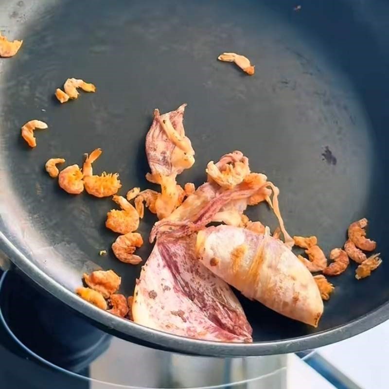Bước 3 Hoàn thiện nước hầm xương với mực và tôm khô bún ốc liễu châu