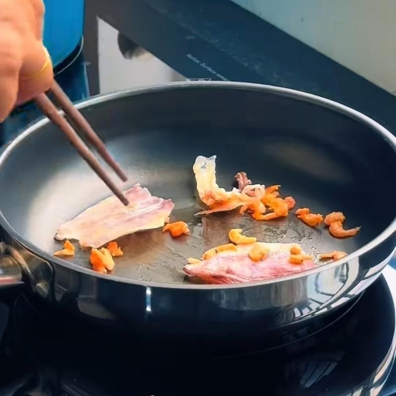 Bước 3 Hoàn thiện nước hầm xương với mực và tôm khô bún ốc liễu châu