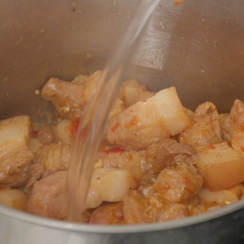 Bước 3 Kho thịt với nước dừa Thịt kho nước dừa miền Bắc