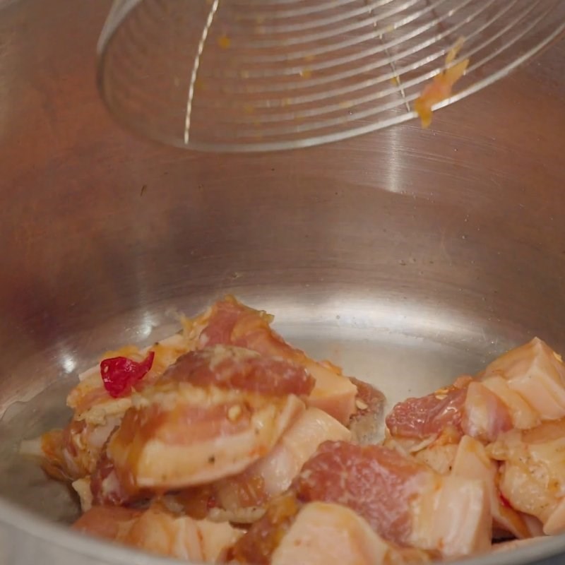 Bước 3 Kho thịt với nước dừa Thịt kho nước dừa miền Bắc