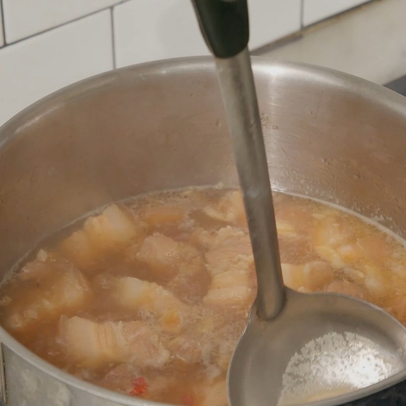 Bước 3 Kho thịt với nước dừa Thịt kho nước dừa miền Bắc