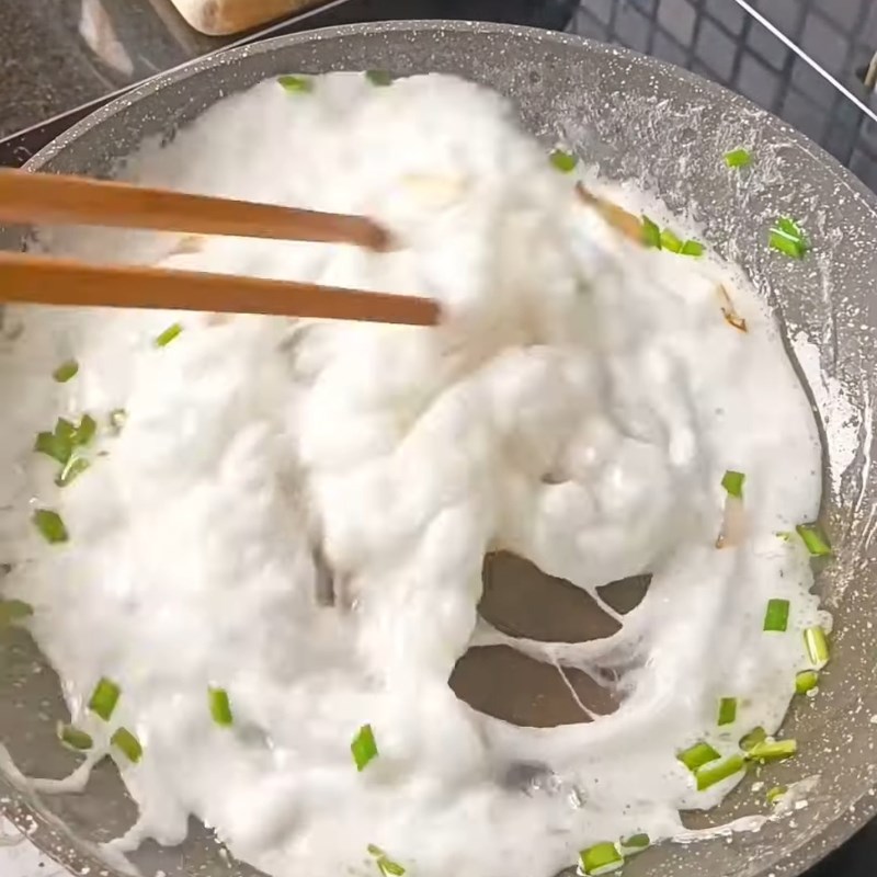 Bước 3 Khuấy bột lọc trên chảo Bột khuấy