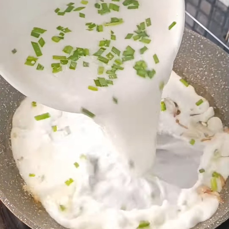 Bước 3 Khuấy bột lọc trên chảo Bột khuấy